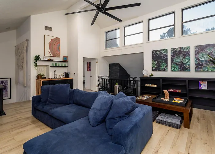Luxe Boutique-style W/indoor Hot Tub