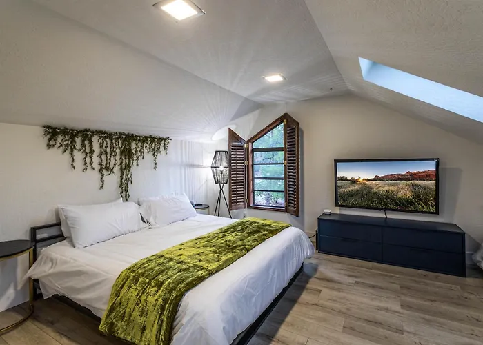 Holiday home Luxe Boutique-style W/indoor Hot Tub