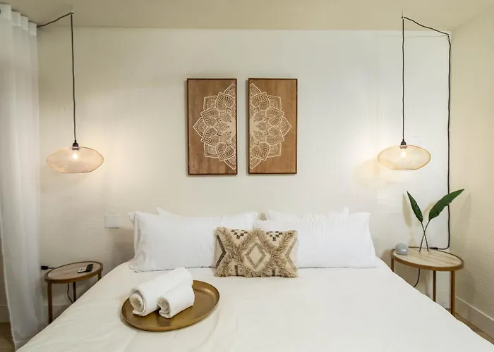 Holiday home Luxe Boutique-style W/indoor Hot Tub *