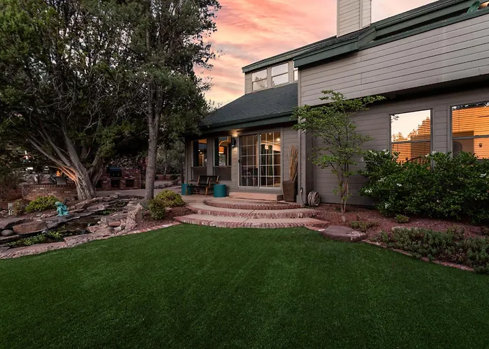 Luxe Boutique-style W/indoor Hot Tub Holiday home