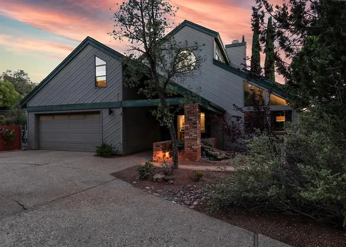 Luxe Boutique-style W/indoor Hot Tub Holiday home *