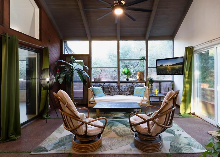 Luxe Boutique-style W/indoor Hot Tub Holiday home