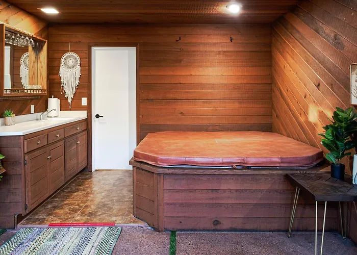 Holiday home Luxe Boutique-style W/indoor Hot Tub *