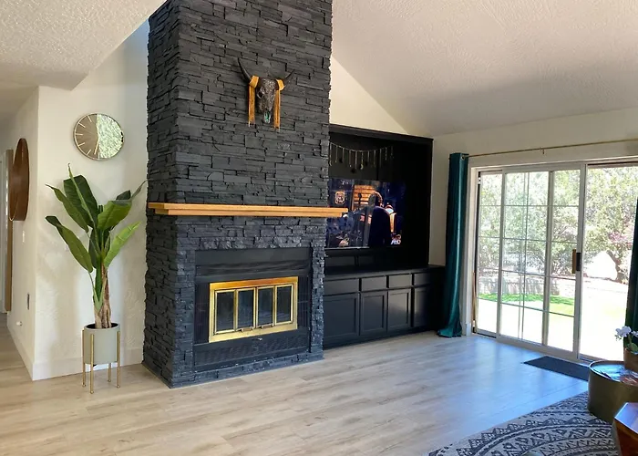 Luxe Boutique-style W/indoor Hot Tub Holiday home Sedona