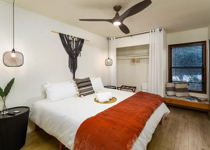 Luxe Boutique-style W/indoor Hot Tub