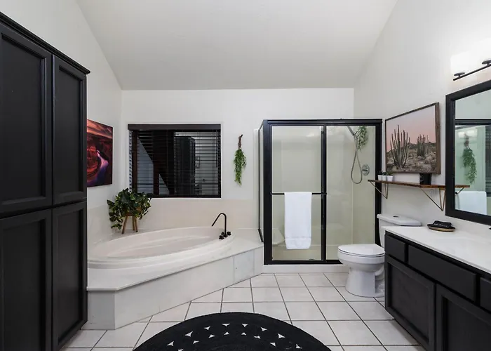 Luxe Boutique-style W/indoor Hot Tub Holiday home