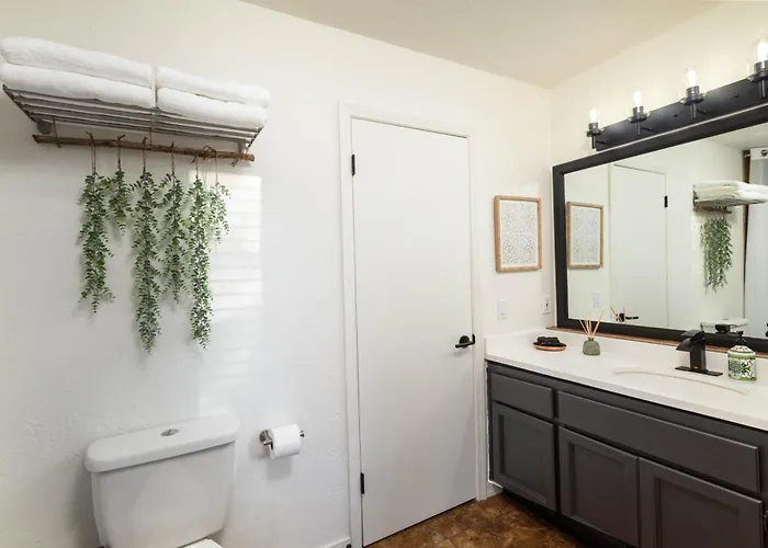 Holiday home Luxe Boutique-style W/indoor Hot Tub