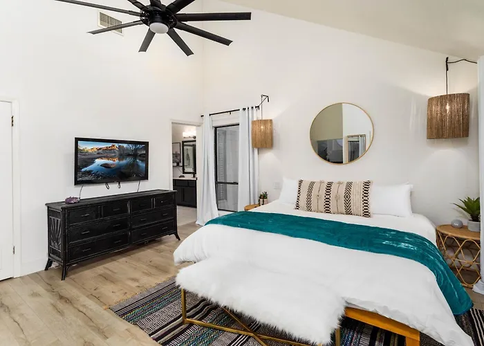 Luxe Boutique-style W/indoor Hot Tub Holiday home Sedona