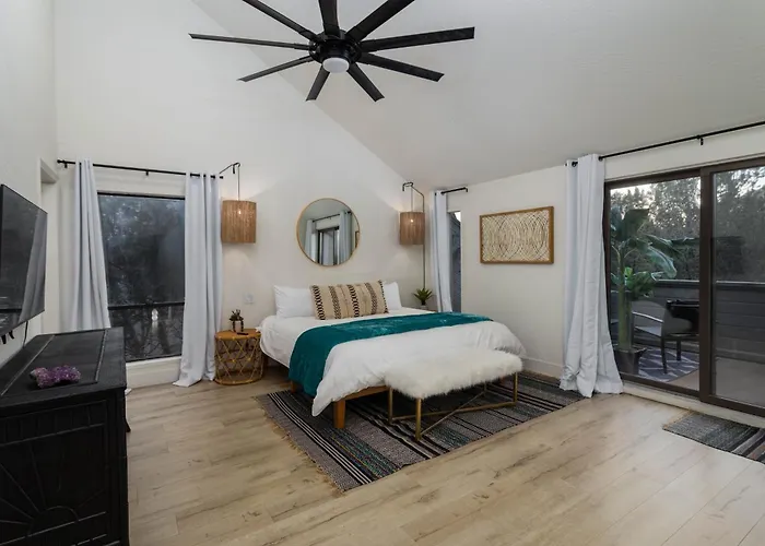 Holiday home Luxe Boutique-style W/indoor Hot Tub *