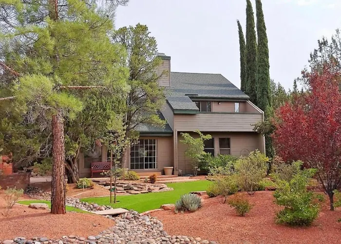 Luxe Boutique-style W/indoor Hot Tub Holiday home