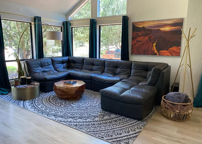 Holiday home Luxe Boutique-style W/indoor Hot Tub *