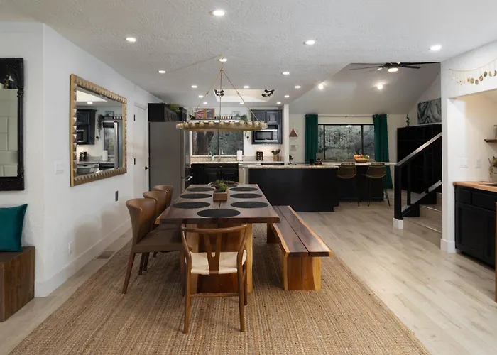Luxe Boutique-style W/indoor Hot Tub Holiday home